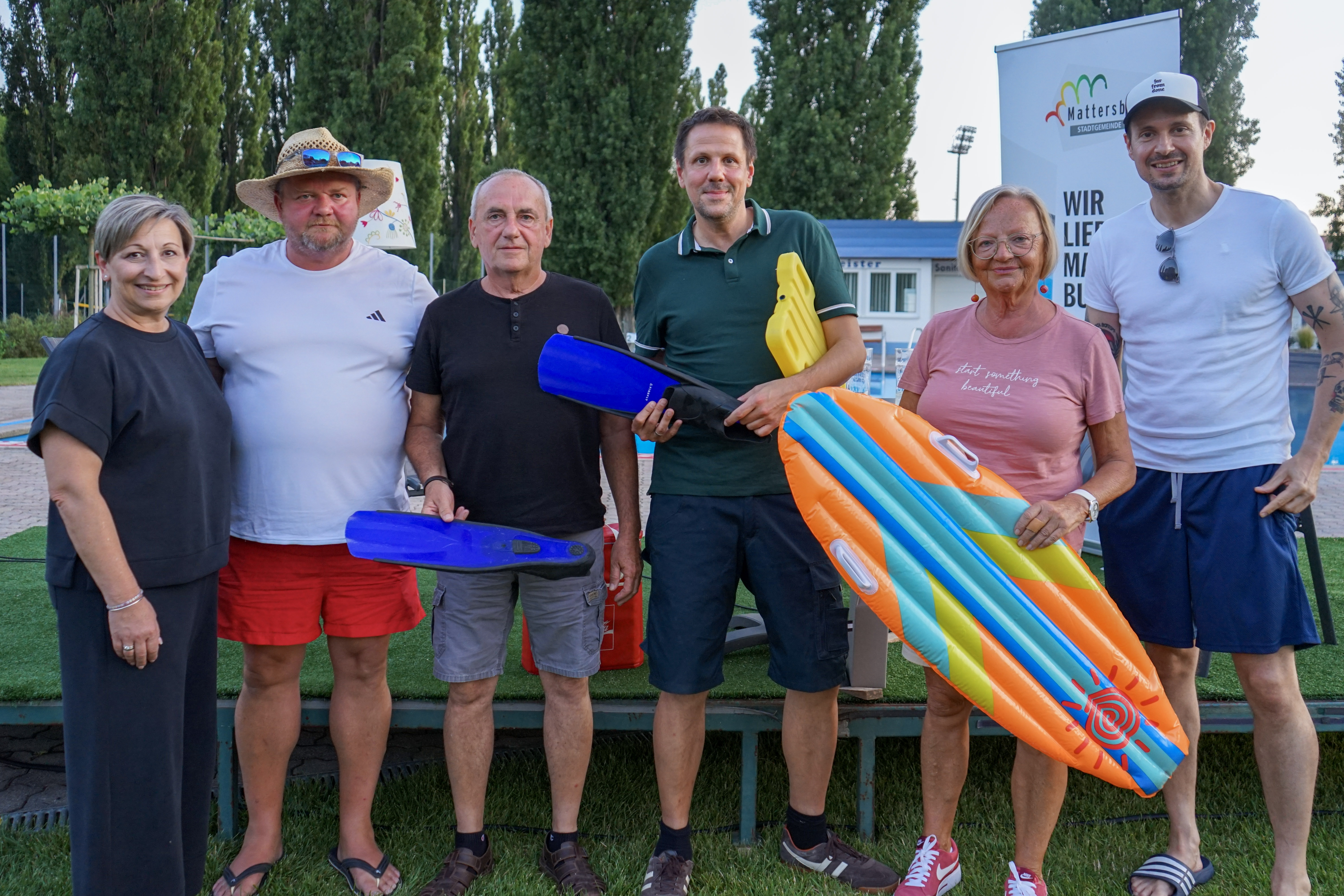 Bürgermeisterin Claudia Schlager, Gery Fasching, Anton Haider, Wolfgang Millendorfer, Ingrid Salamon und Thomas Hofer bei der Veranstaltung Redsölich, im Freibad Mattersburg vor der Bühne.