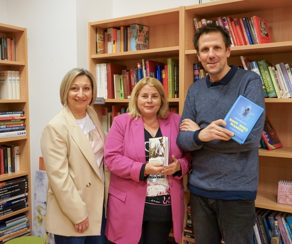 Bürgermeisterin Claudia Schlager, Büchereileiterin Bettina Steiger-Grimmer und Autor Wolfgang Millendorfer in der Stadtbücherei Mattersburg